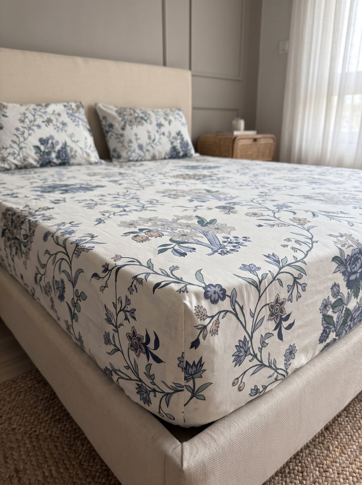 OLIVE HOME Cream Blue Floral Vine Cotton King Size Fitted Bedsheet Set